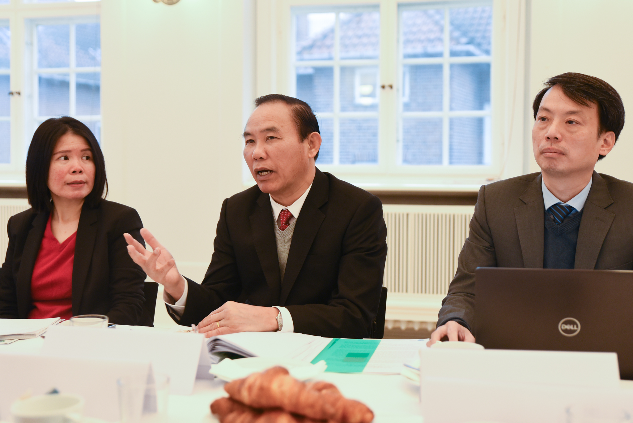 Thứ trưởng Phùng Đức Tiến chia sẻ các quan điểm về an toàn thực phẩm, sử dụng kháng sinh của Bộ NN-PTNT Việt Nam. Ảnh: Lan Trần.