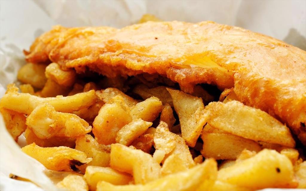 Chi phí tăng cao buộc các quán ăn ở Anh cắt giảm giờ làm cắt hải sản khỏi thực đơn