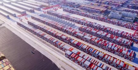 Thấy gì từ việc cảng biển khắp thế giới chất đầy container rỗng?