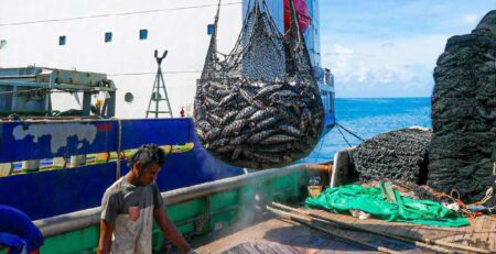 Nhật Bản hỗ trợ Kiribati giải quyết các tàu đánh cá bất hợp pháp
